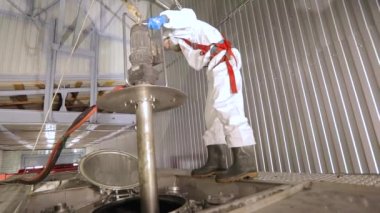 İç yıkama ve tankların buharı. Kamyon tankını içeriden temizliyorum. Tanker kimyasal temizlik işinde..