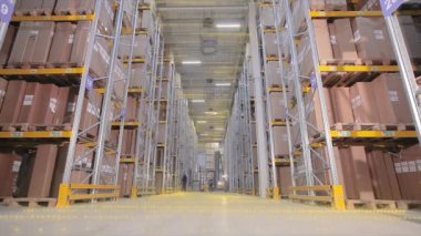 Gelecekçi üretim konsepti. Depoda çalışma süreci. İnsanlar büyük ve modern bir depoda çalışıyor. Üretimin dijital hale getirilmesi.