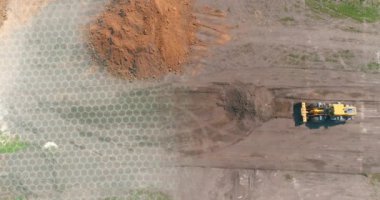 İnşaat endüstrisindeki modern teknolojilerin görselleştirilmesi. Grafikleri olan bir inşaat alanında modern buldozer. Modern buldozer, modern teknoloji görselleştirme.