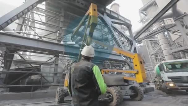 Augmented reality op een bouwplaats. Een ingenieur inspecteert een bouwplaats. Visualisatie van moderne technologieën op een bouwplaats. — Stockvideo