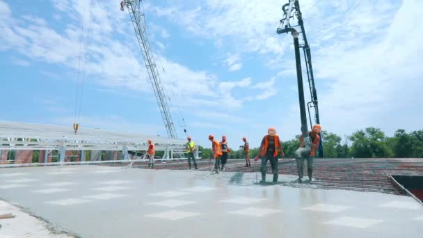 A munkások betonozzák a zsaluzást. A munkások betont öntenek a fémszerkezetbe. Megerősített betonpadló-időkörök létrehozása — Stock videók