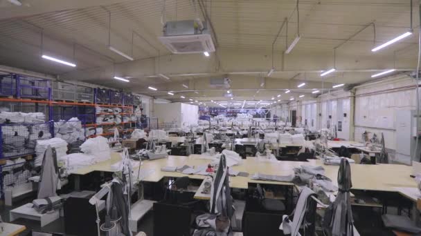 In einer großen Bekleidungsfabrik wird das Licht ausgeschaltet. Ende des Arbeitstages in der Werkstatt einer Bekleidungsfabrik. Feierabend in der Fabrik. Ende eines Arbeitstages in einer Bekleidungsfabrik — Stockvideo