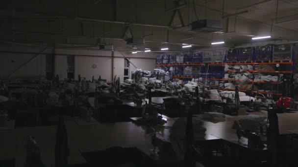 Początek dnia roboczego w fabryce. Włączam światła w fabryce. Ramka do uruchomienia wideo — Wideo stockowe