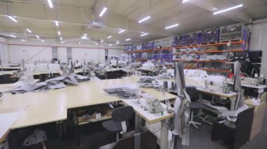 Bir giysi fabrikasında iş gününün sonu. Fabrikadaki ışıkları kapatıyorum. Bir giyim fabrikasının ışıklarını söndürmek. Fabrikada iş gününün sonunda..