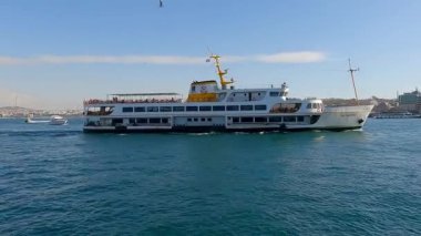 Boğaz 'da yolcu gemisi. Boğaz, Boğaz Körfezi, İstanbul, Türkiye 'de tekneler. Boğaz ulaşımı