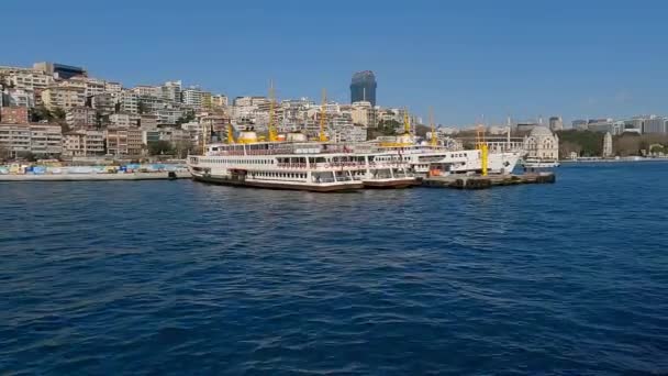 Nabrzeże Stambułu. Nabrzeże w Stambule. Widok na nasyp Stambułu z łodzi. Przestrzeń miejska Stambułu — Wideo stockowe