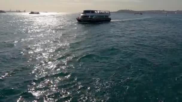 Személyhajó a Boszporuszban. Hajók a Boszporuszban, Bosphorus Bay, Isztambul, Törökország. Boszporusz-szállítás — Stock videók