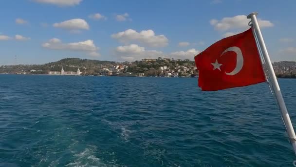 Turecká vlajka vlaje ve větru. Turecká vlajka na lodi v Bosporu. turkyně vlajka na pozadí oblohy — Stock video