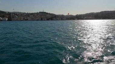 Boğaz kıyısında Türk bayrağı, güneşli bir hava. Bayrak direğinde dalgalanan Türk bayrağı, İstanbul, Türkiye