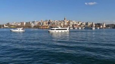 Altın Boynuz Körfezi, İstanbul 'un tarihi merkezi. Altın Boynuz Koyu 'nda tekneler, İstanbul, zaman aşımı