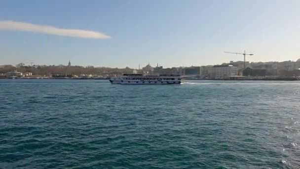 Boğaz 'da yolcu gemisi. Boğaz, Boğaz Körfezi, İstanbul, Türkiye 'de tekneler. Boğaz ulaşımı — Stok video