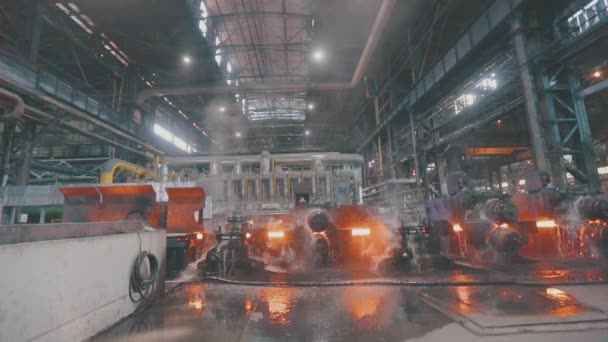 금속 공장에서 금속 생산 과정. 현대 공장에서 사용하는 뜨거운 금속입니다. 현대 금속 공장 — 비디오