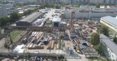 Metal depo hava görüntüsü. Metal ürünleri olan bir depo. Fabrika deposu hava görüntüsü