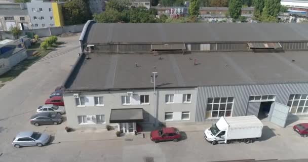 Leť nad továrnou za slunečného počasí. Moderní továrna. Letecký pohled do průmyslové oblasti. — Stock video
