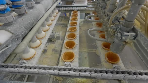 Eiscremeproduktion. Automatisierte Produktion von Speiseeis. Automatisierte Eismaschine — Stockvideo