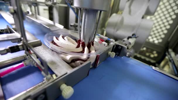 Βιομηχανικό ρομπότ που φτιάχνει παγωτό. Σύγχρονη παραγωγή παγωτού. Σύγχρονη τεχνολογία στο εργοστάσιο παγωτού. Αυτόματος μεταφορέας σε εργοστάσιο. — Αρχείο Βίντεο