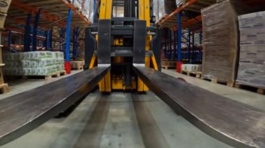 Forklift depodan birinci şahıs gözüyle geçiyor. Forklift modern bir depoda çalışıyor. Çalışma süreci. Depoda özel ekipman işi, Pov.