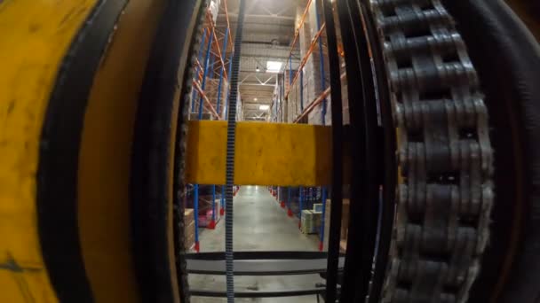 Modern gaffeltruck fungerar i ett lager. En gaffeltruck i en lagerpov. Arbete med specialutrustning i lager, pov — Stockvideo