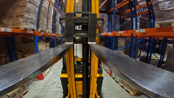 Modern forklift works in a warehouse. The work of a forklift in a warehouse pov. Work of special equipment in the warehouse, pov — Stock Video