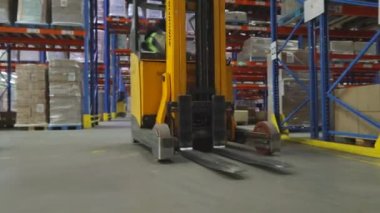 Modern bir depoda forklift. Depoda aktif bir iş. Büyük bir şirketin deposu. Depo çalışması.