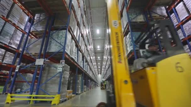 Modern bir forklift depodan geçiyor. Büyük modern depo — Stok video