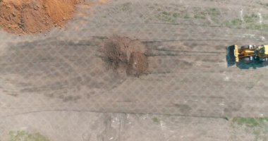 Modern buldozer, modern teknoloji görselleştirme. İnşaat endüstrisindeki modern teknolojilerin görselleştirilmesi. Grafikli bir inşaat sahasında modern buldozer.