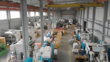 Makine gereçleri ile büyük bir atölye genişliği. Üretim atölyesi genel planı. Modern bir fabrikanın sanayi bölgesi.