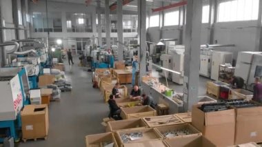 Üretim atölyesi genel planı. Makine gereçleri ile büyük bir atölye genişliği. Modern bir fabrikanın sanayi bölgesi.