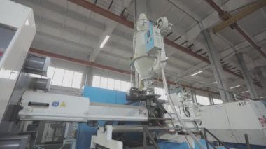 Baskı kalıplı bir parçanın yaratılması. Plastik bir parçayı damgalamak. Plastik bir parçayı baskı kalıbıyla damgalamak