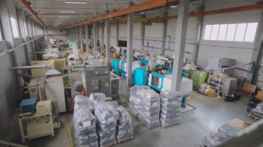 Üretim atölyesi genel planı. Makine gereçleri ile büyük bir atölye genişliği. Modern bir fabrikanın sanayi bölgesi.