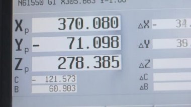 CNC makinesi bir parçasını işliyor. CNC makine monitörü. Fabrikalardaki CNC makinesinin kontrol paneli. Modern CNC makinesi.