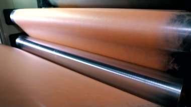 Spunbond üretim konveyör hattı. Modern Spunbond üretim fabrikası. Vliseline üretim süreci. Spunbond Makinesi