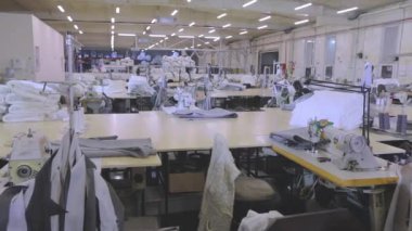 Boş bir dikiş atölyesi. Büyük bir dikiş atölyesinin panoraması. Büyük dikiş üretimi