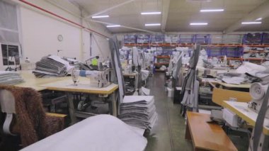İnsanlar olmadan modern dikiş atölyesi. Boş bir dikiş atölyesi. İşçiler olmadan dikiş atölyesi.