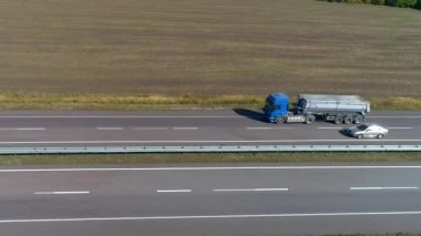 Yakıt kamyonu yol boyunca gidiyor. Yakıt kamyonu şehrin dışındaki otoyolda gidiyor.