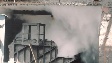 Sıcak kola kömürü ocaktan çıkar. Kömür kolama süreci, kokain fırını kömür üretim süreci