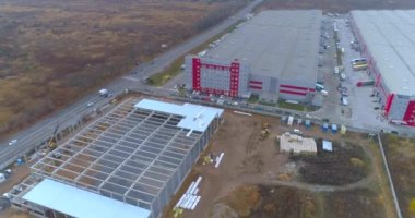 Büyük bir otomatik depo inşaatı. Bir depo inşaatı üzerinde uçuş. inşaat havadan görüntüsü