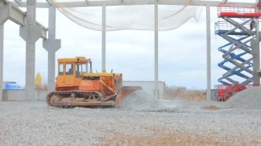 İnşaat alanındaki inşaat makineleri. Sarı buldozer inşaat alanında çalışıyor. İnşaat alanında sarı buldozer..