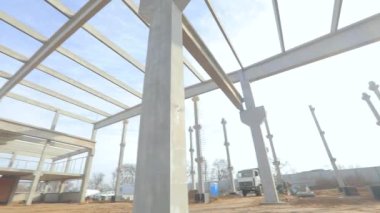 Güçlendirilmiş beton yapısı olan bir inşaat alanı. Büyük bir sanayi binasının inşaatı. İnşaat alanında endüstriyel iç mekan.