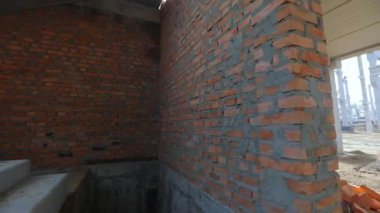 İnşa edilen evin içinde. Bitmemiş ev. Bitmemiş bir evde merdiven.