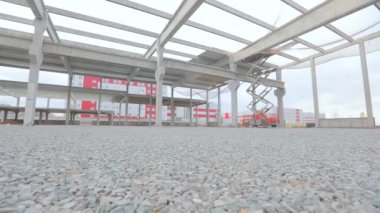 İnşaat alanında sarı buldozer. İnşaat alanında buldozer. Ağır inşaat ekipmanları