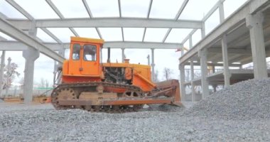 İnşaat alanında sarı buldozer. İnşaat alanında buldozer. Ağır inşaat ekipmanları