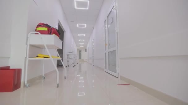 Modern bir kliniğin içinde. Kliniğin boş, parlak koridoru. Modern bir hastanenin koridorları. Kamera hastanenin boş koridoru boyunca dönüyor.. — Stok video