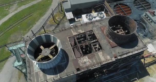 Torre de arrefecimento na fábrica. Sistema de refrigeração de fábrica. Torre de resfriamento tipo molhado. Visão do drone da torre de resfriamento — Vídeo de Stock