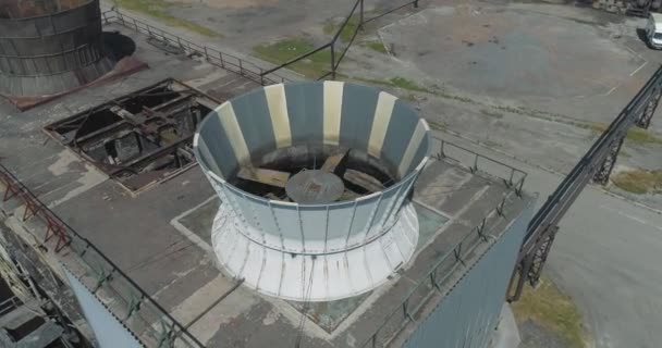 Tour de refroidissement à l'usine. Système de refroidissement d'usine. Tour de refroidissement de type humide. Tour de refroidissement vue sur drone — Video