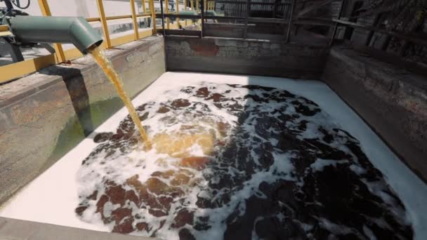 Acque reflue industriali. Acqua della torre di raffreddamento. Acqua refrigerata da una torre di raffreddamento — Video Stock