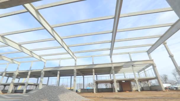 Zesílená betonová střecha. Zesílená betonová konstrukce proti obloze — Stock video