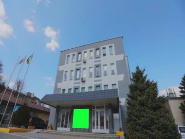 Reklamlarınızı eklemek için yeşil ekran alanı olan bir ofis binası. Yeşil ekranlı ofis binası. reklam afişi yeşil ekran