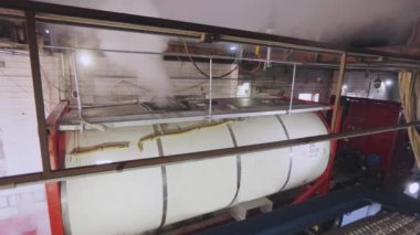 Tank kamyonu temizleme operasyonu. Tanker kimyasal temizlik işinde. Kamyon tankını içeriden temizliyorum.