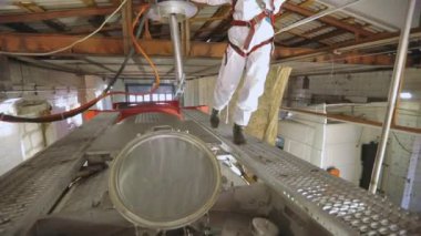 İç yıkama ve tankların buharı. Kamyon tankını içeriden temizliyorum. Tanker kimyasal temizlik işinde..